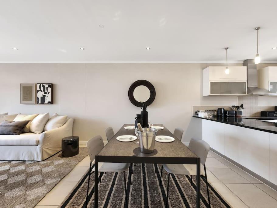 Stunning Central Modern Living Fast Wi-fi Parking Apartment *