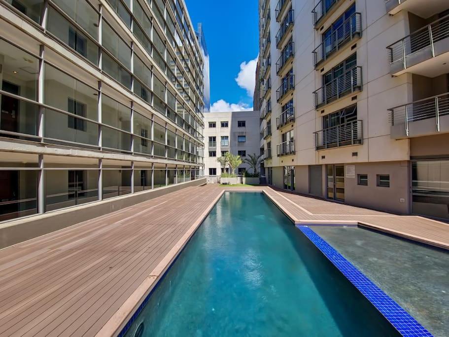 Stunning Central Modern Living Fast Wi-fi Parking Cape Town