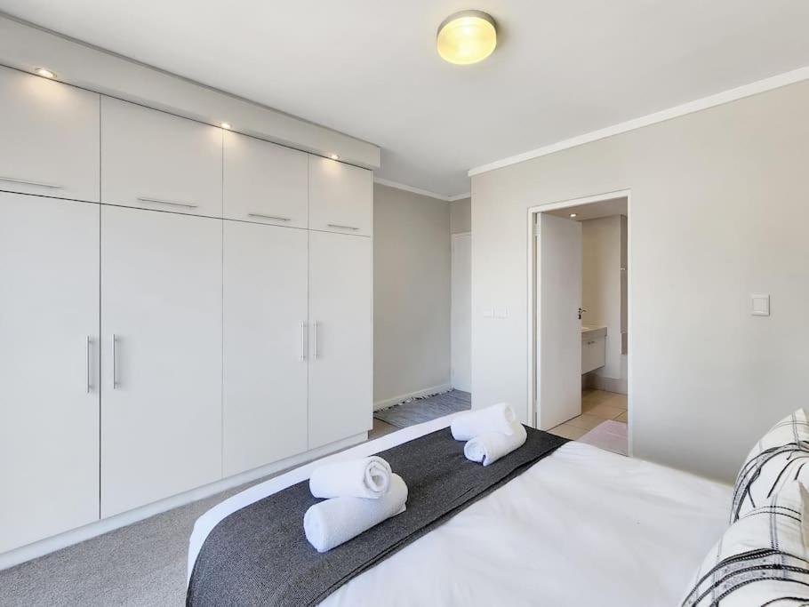 Stunning Central Modern Living Fast Wi-fi Parking * Cape Town