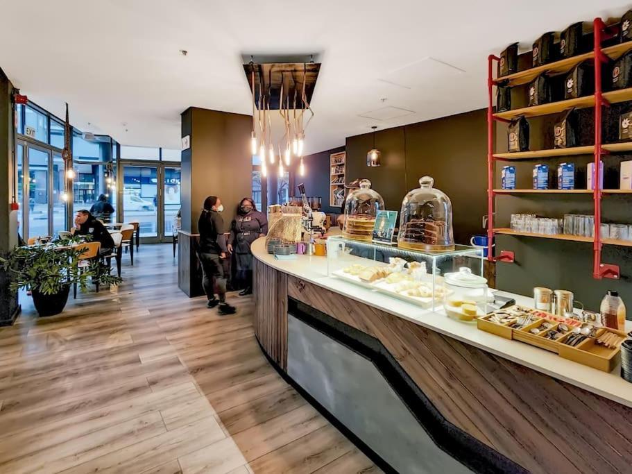Stunning Central Modern Living Fast Wi-fi Parking Apartment *