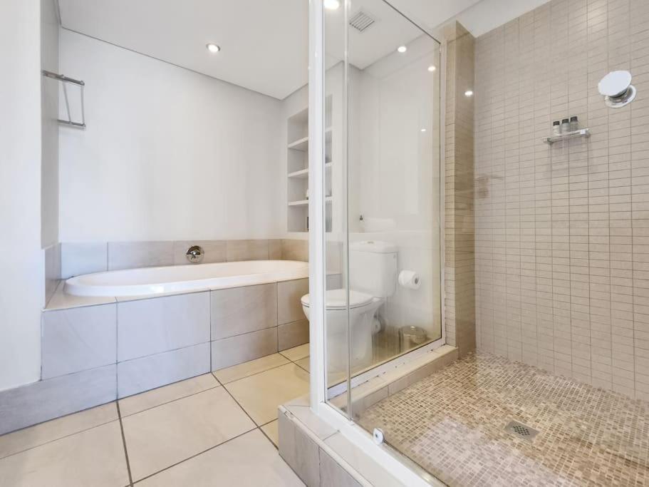 Apartment Stunning Central Modern Living Fast Wi-fi Parking *
