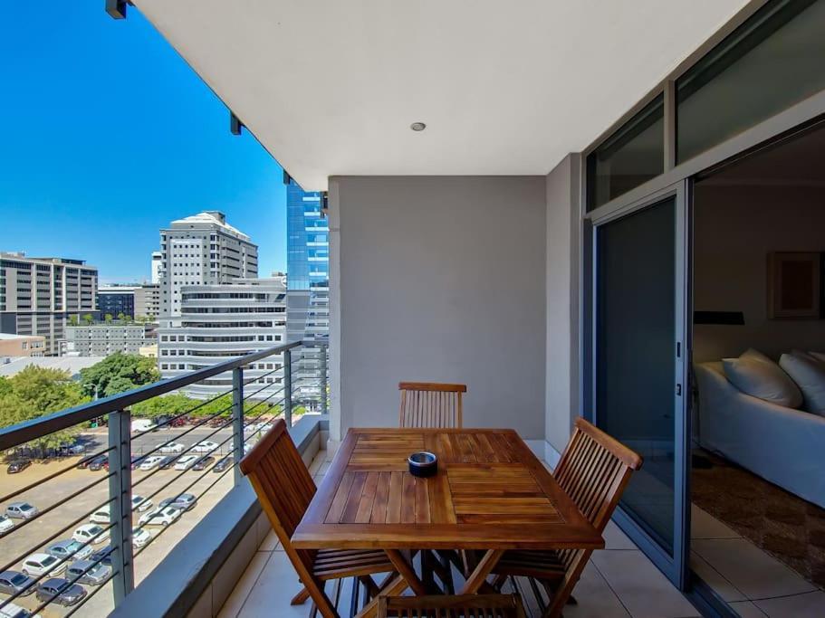 Stunning Central Modern Living Fast Wi-fi Parking Cape Town