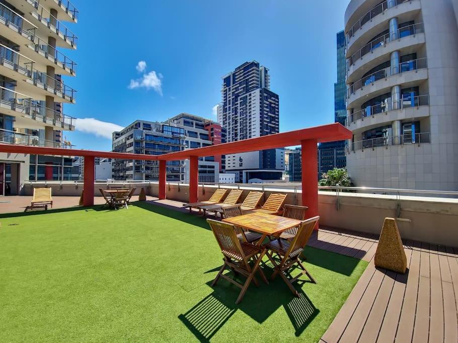 Stunning Central Modern Living Fast Wi-fi Parking Apartment