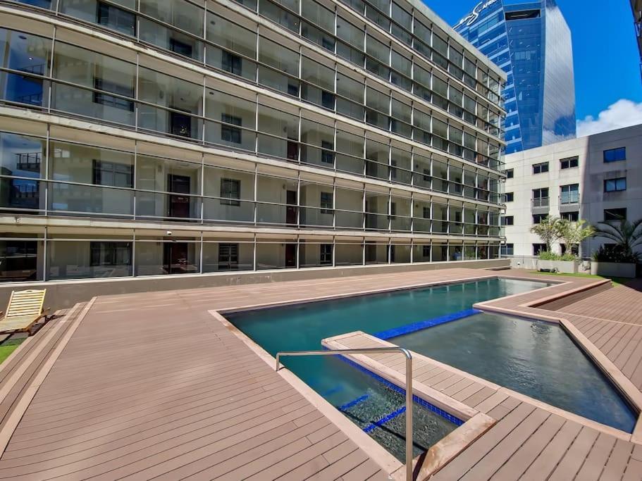 Stunning Central Modern Living Fast Wi-fi Parking Apartment *