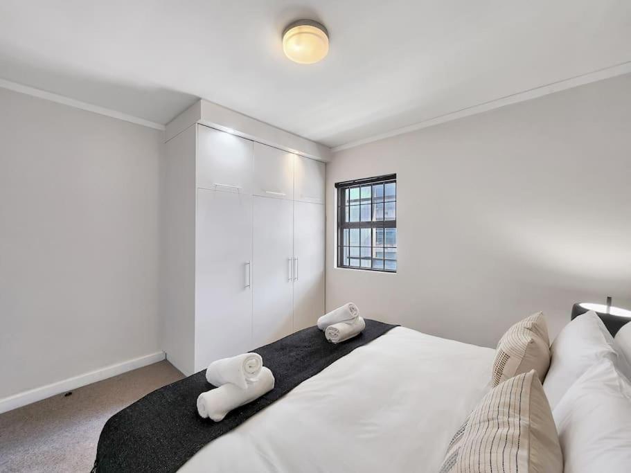 Stunning Central Modern Living Fast Wi-fi Parking Apartment Cape Town