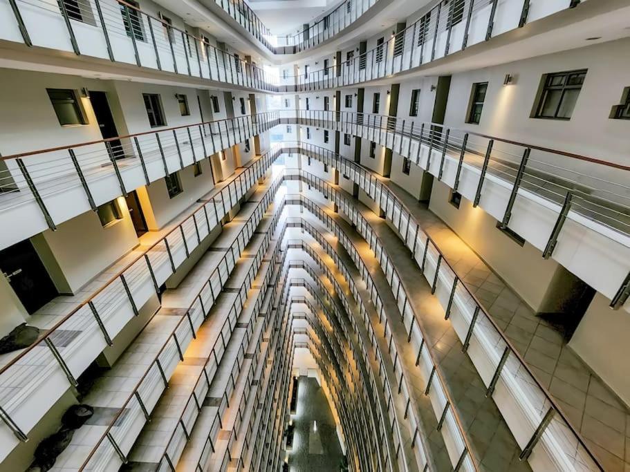 Apartment Stunning Central Modern Living Fast Wi-fi Parking Cape Town