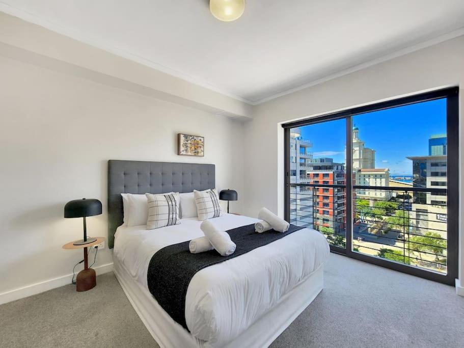 Stunning Central Modern Living Fast Wi-fi Parking * Cape Town