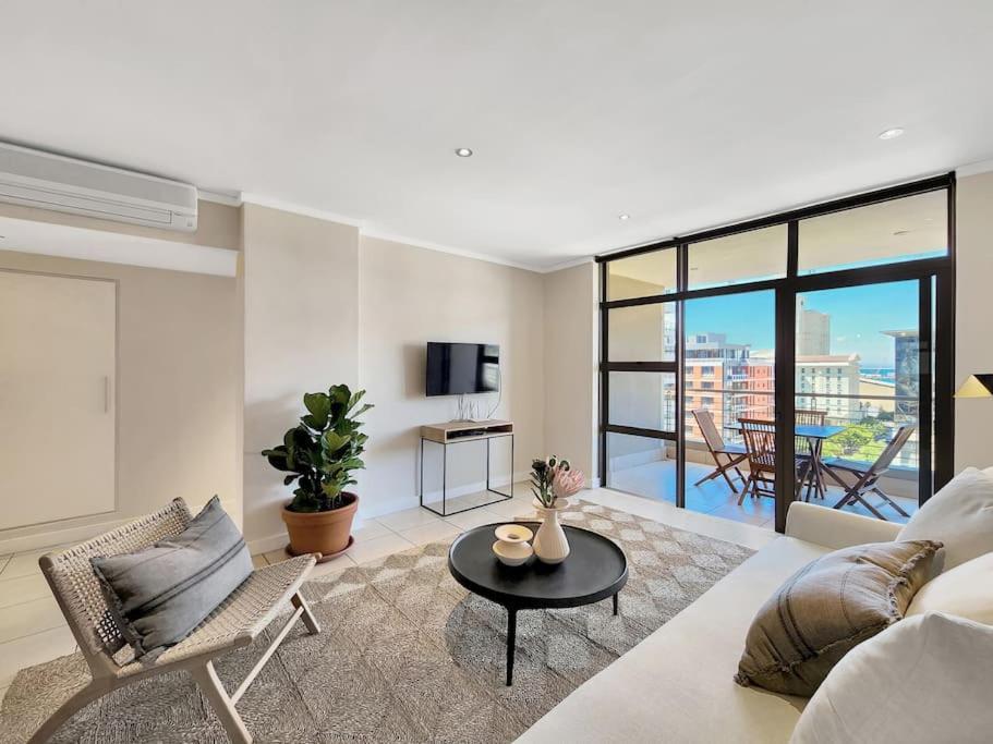 Stunning Central Modern Living Fast Wi-fi Parking Apartment