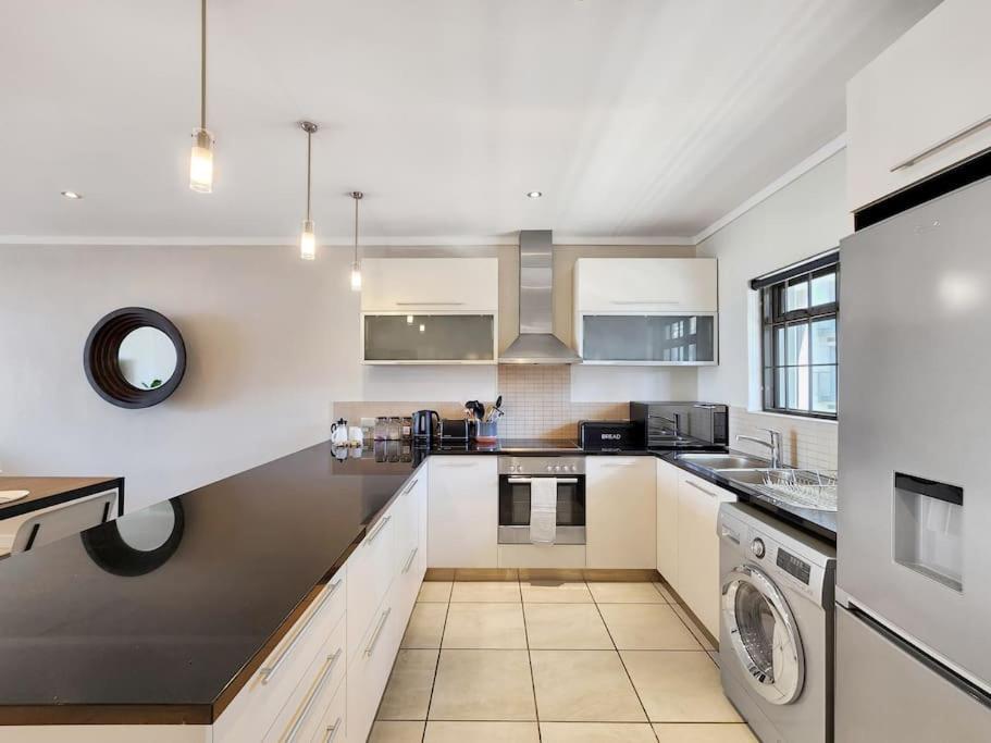 Stunning Central Modern Living Fast Wi-fi Parking Apartment *