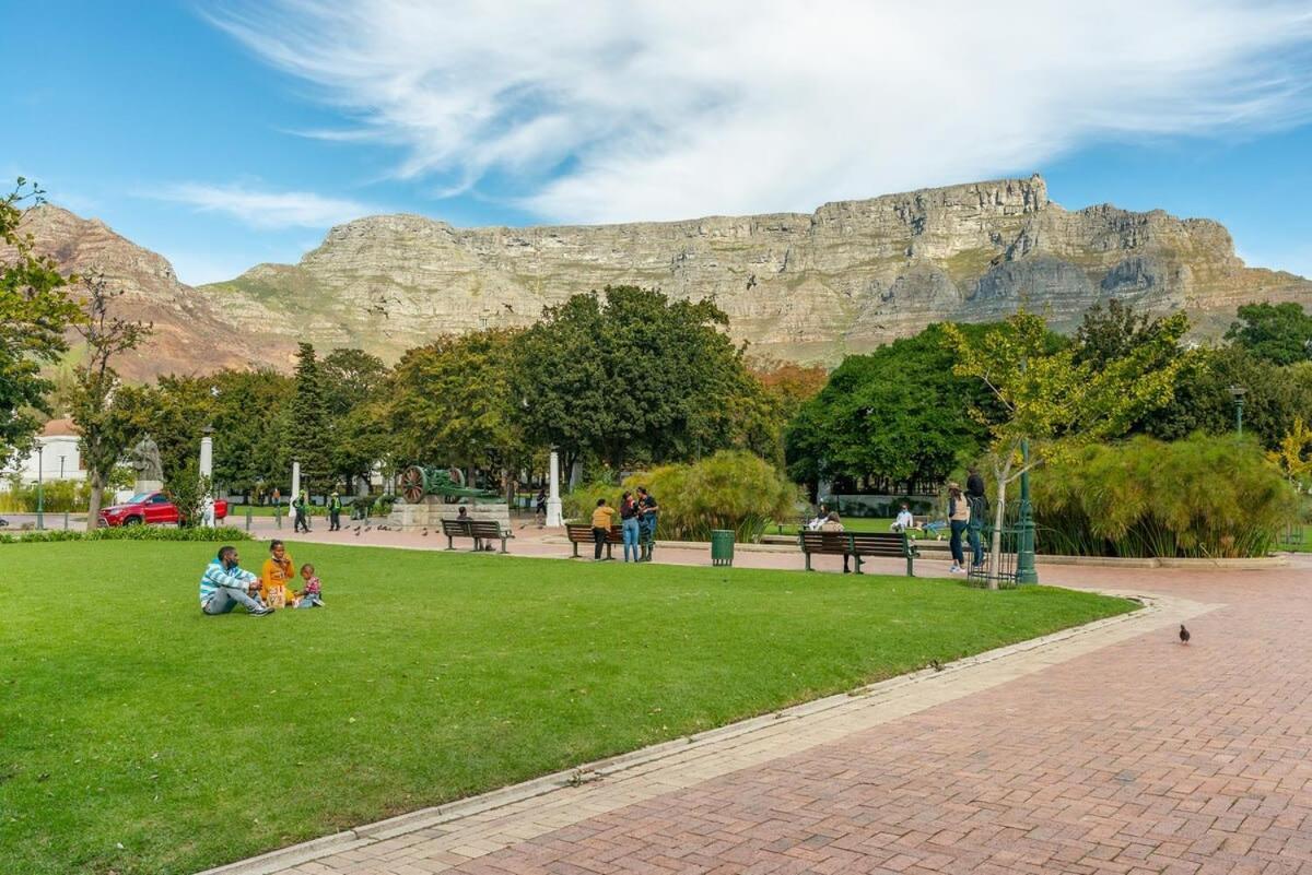 Apartment Stylish, Secure & Modern Work From Base Cape Town