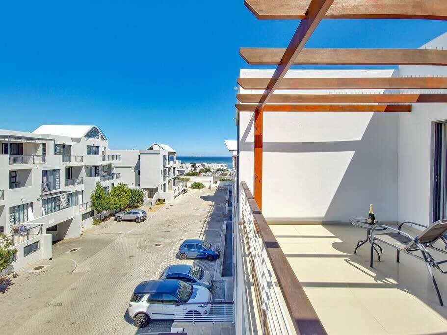 Apartment Family Fun-sea,sand,surf Convenience-pool, Balcony