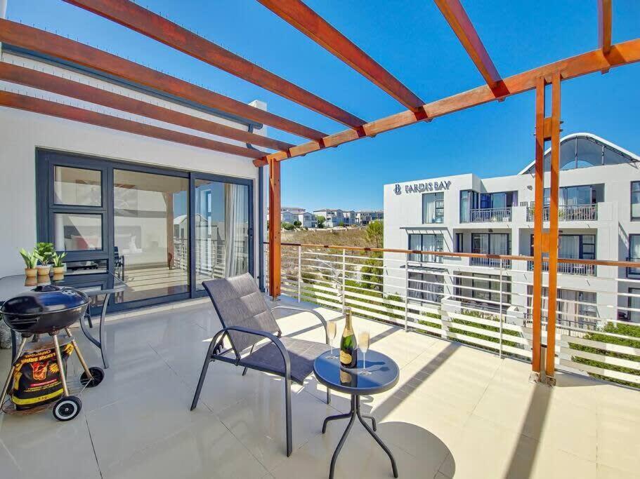 Family Fun-sea,sand,surf Convenience-pool, Balcony * Cape Town