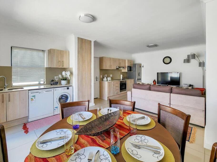 Family Fun-sea,sand,surf Convenience-pool, Balcony Cape Town