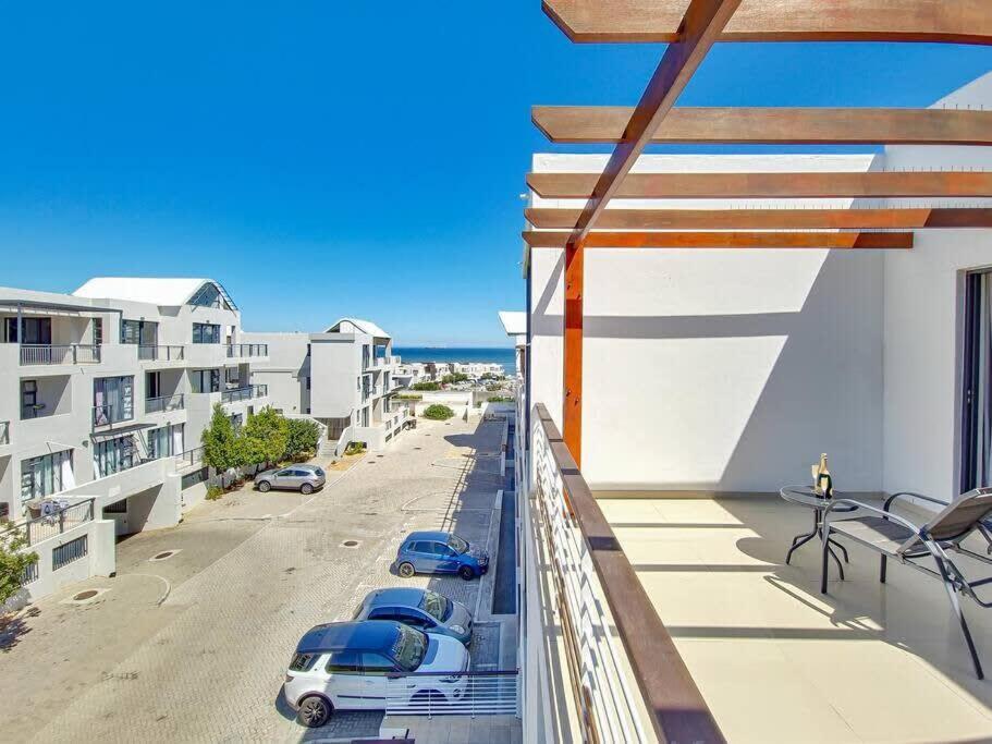 Family Fun-sea,sand,surf Convenience-pool, Balcony Apartment *