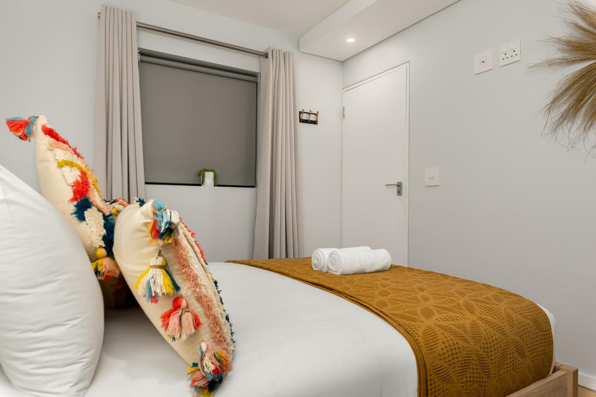 Sea Point Artistic Hideaway - Rooftop Pool, Gym Cape Town