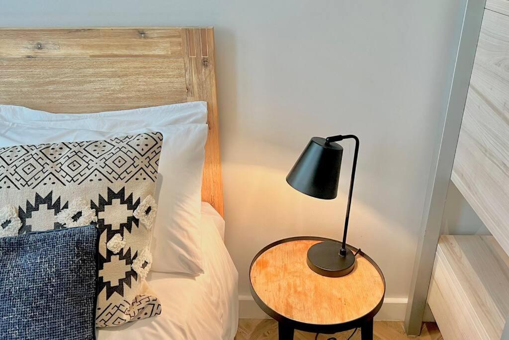 Fresh Modern In Center Apartment