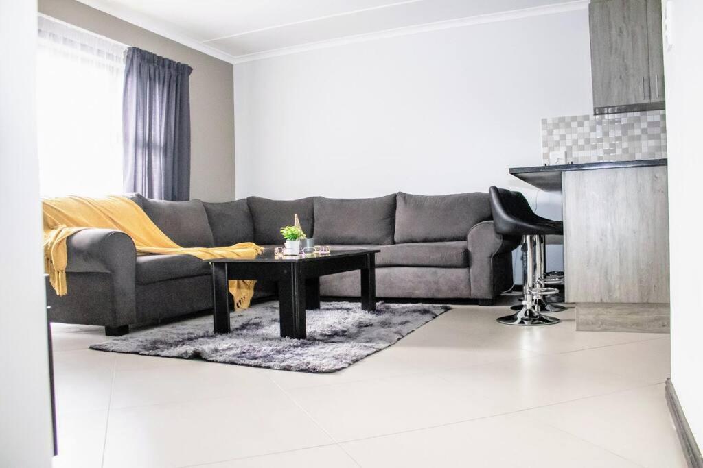 7 On Laibach - Buhrein Estate, Kraaifontein Apartment *