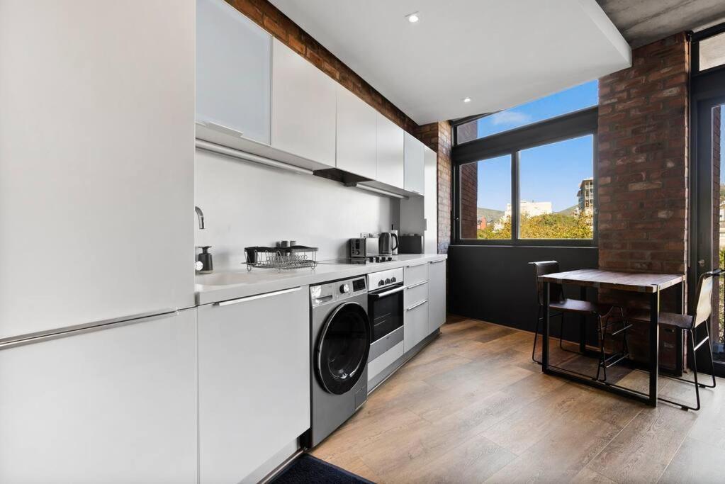 Central, Modern & Elegant Apartment