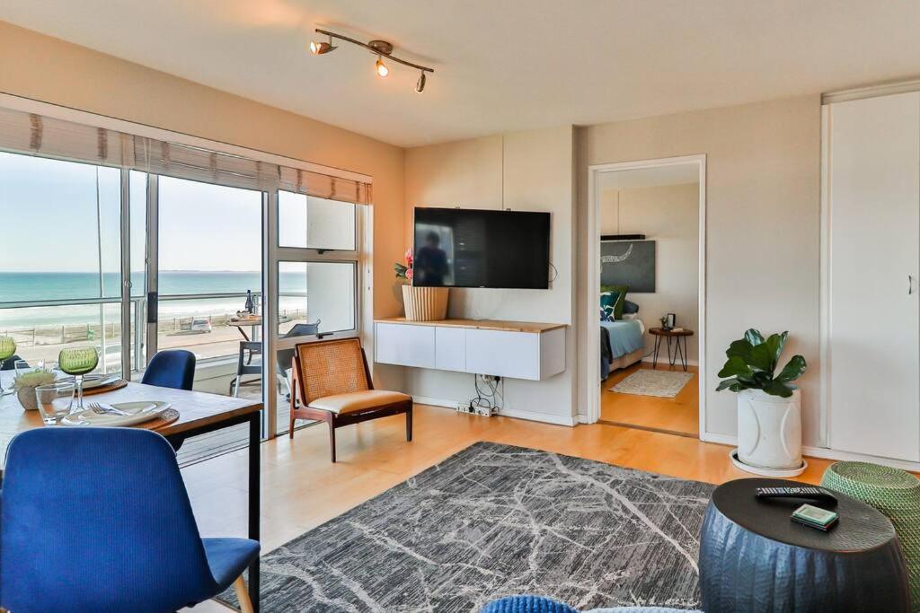 Beachfront Beauty Endless Sea And Mountain Views *