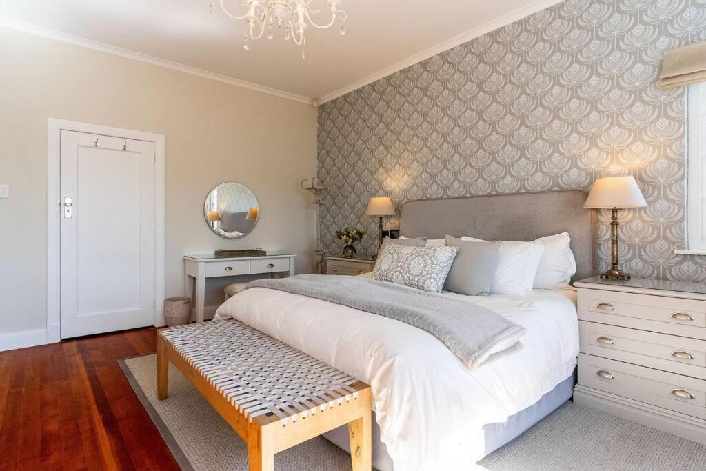 Elite Oasis With Private Padel Court *