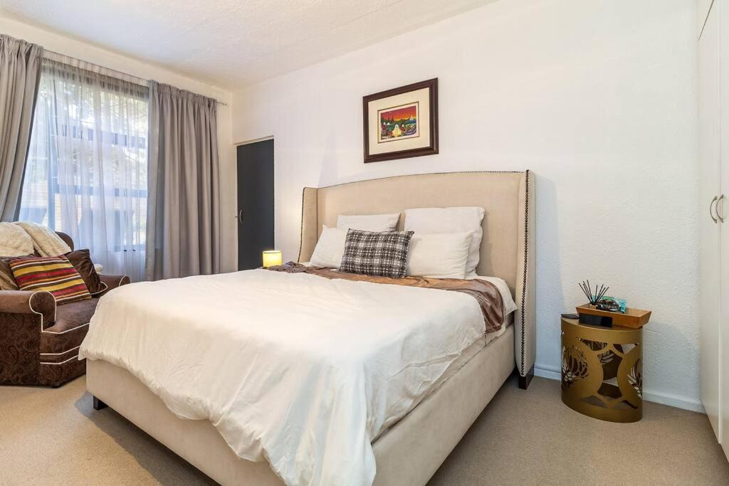 Charming 2 Bedroom, Garden Cottage, Camps Bay, Cape Town, South Africa Apartment *