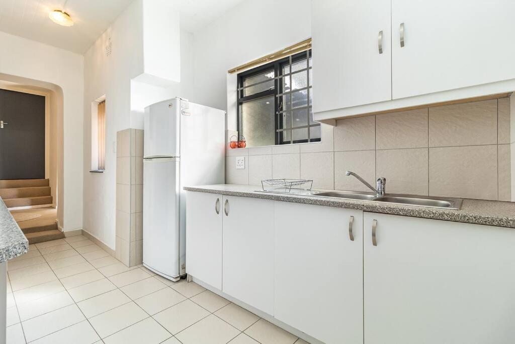 Apartment Charming 2 Bedroom, Garden Cottage, Camps Bay, Cape Town, South Africa