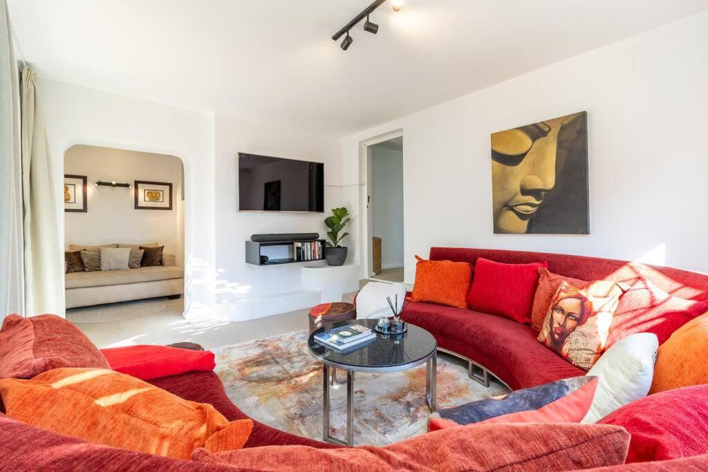 Charming 2 Bedroom, Garden Cottage, Camps Bay, Cape Town, South Africa *