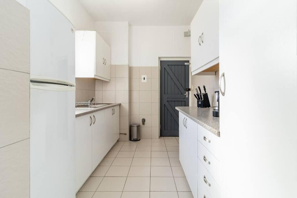 Apartment Charming 2 Bedroom, Garden Cottage, Camps Bay, Cape Town, South Africa Cape Town