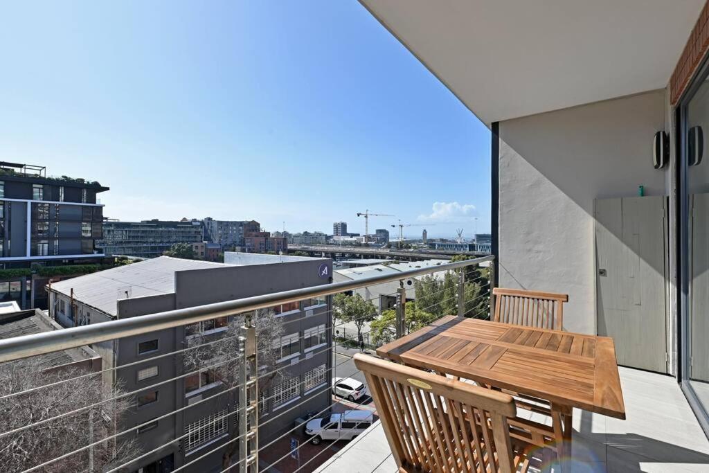Bella - Stylish 1-bed In Trendy De Waterkant With Balcony Apartment Cape Town