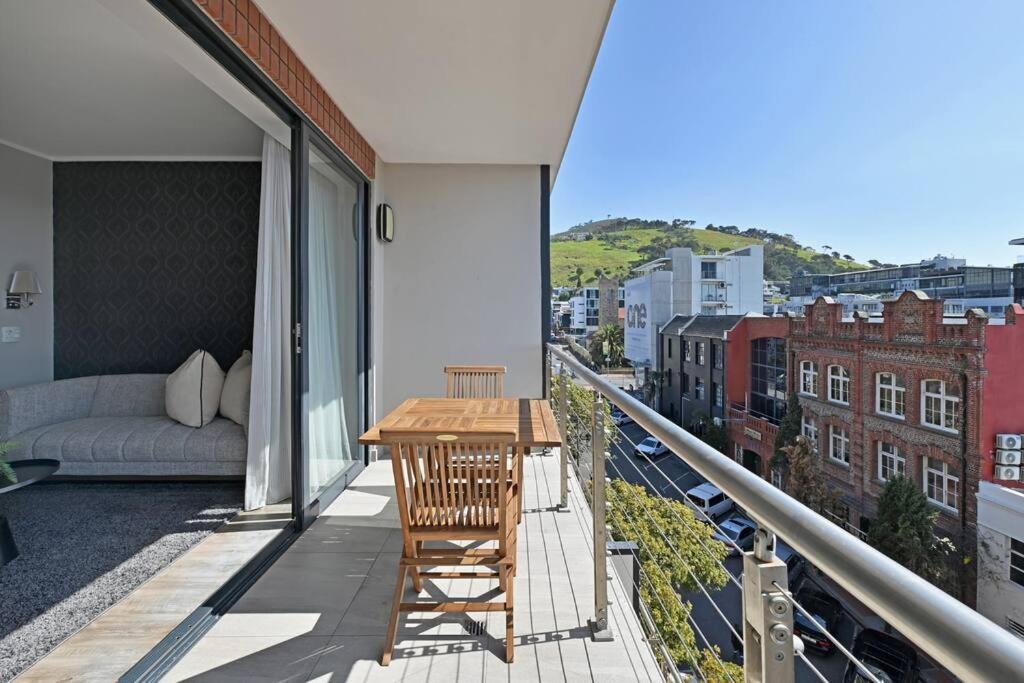 Bella - Stylish 1-bed In Trendy De Waterkant With Balcony Cape Town