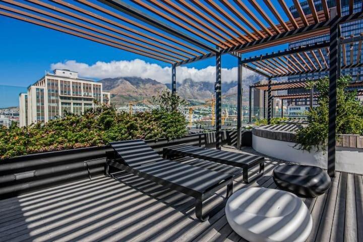 Upmarket And Stylish With Rooftop Pool. Cape Town