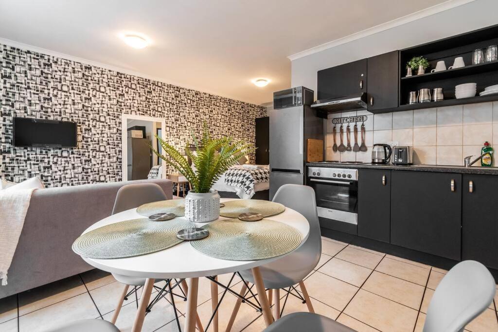 Apartment Inner Gem With Pool, Gym And Parking *