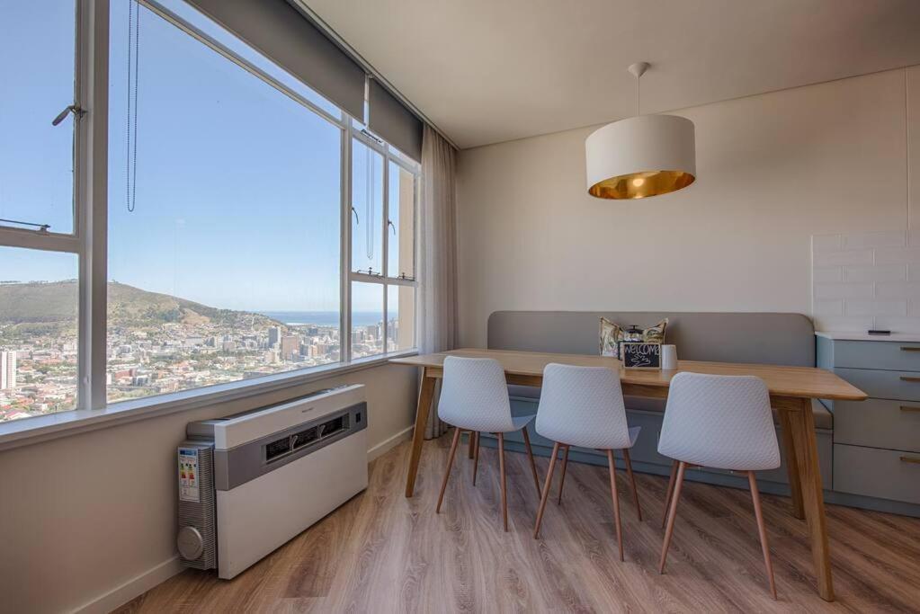 Gem On The Foothills Of Table Mountain!! Apartment