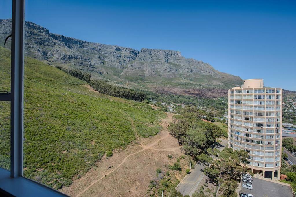 Gem On The Foothills Of Table Mountain!! Apartment