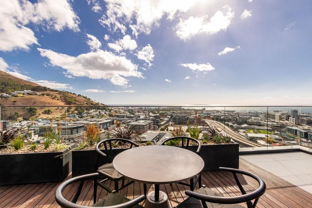 Modern Sanctuary In The Heart Of Cbd W Pool, Outdoor Gym *