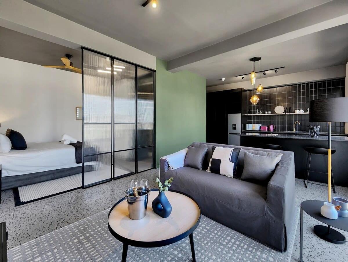 Couples Retreat In Heart Of City-wifi-pool *