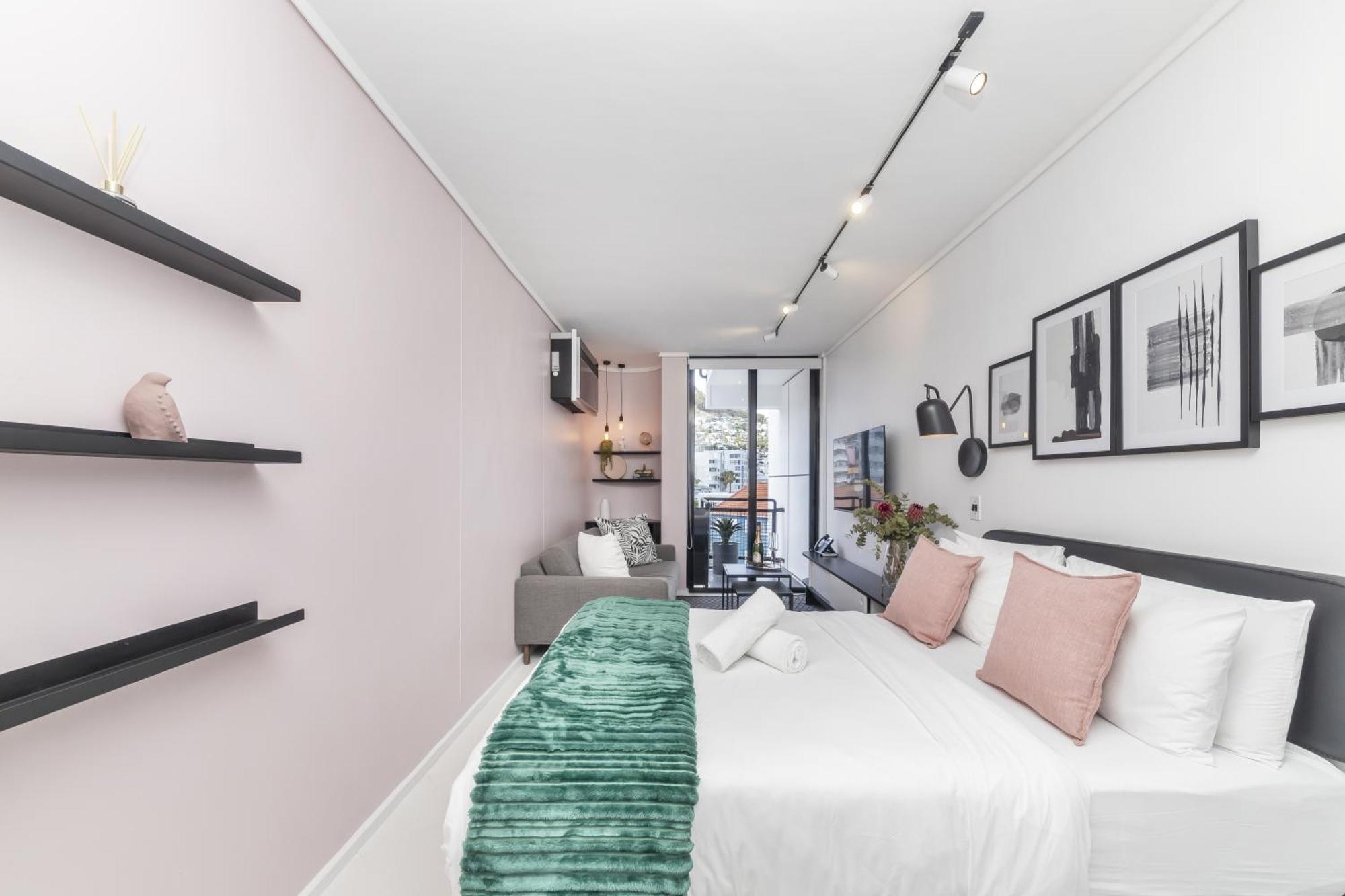 508 The Flamingo Netflix Aircon