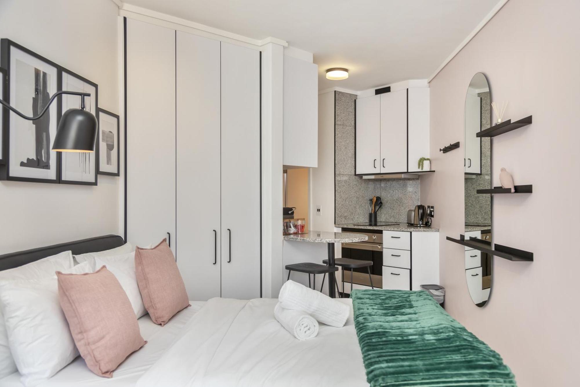 508 The Flamingo Netflix Aircon