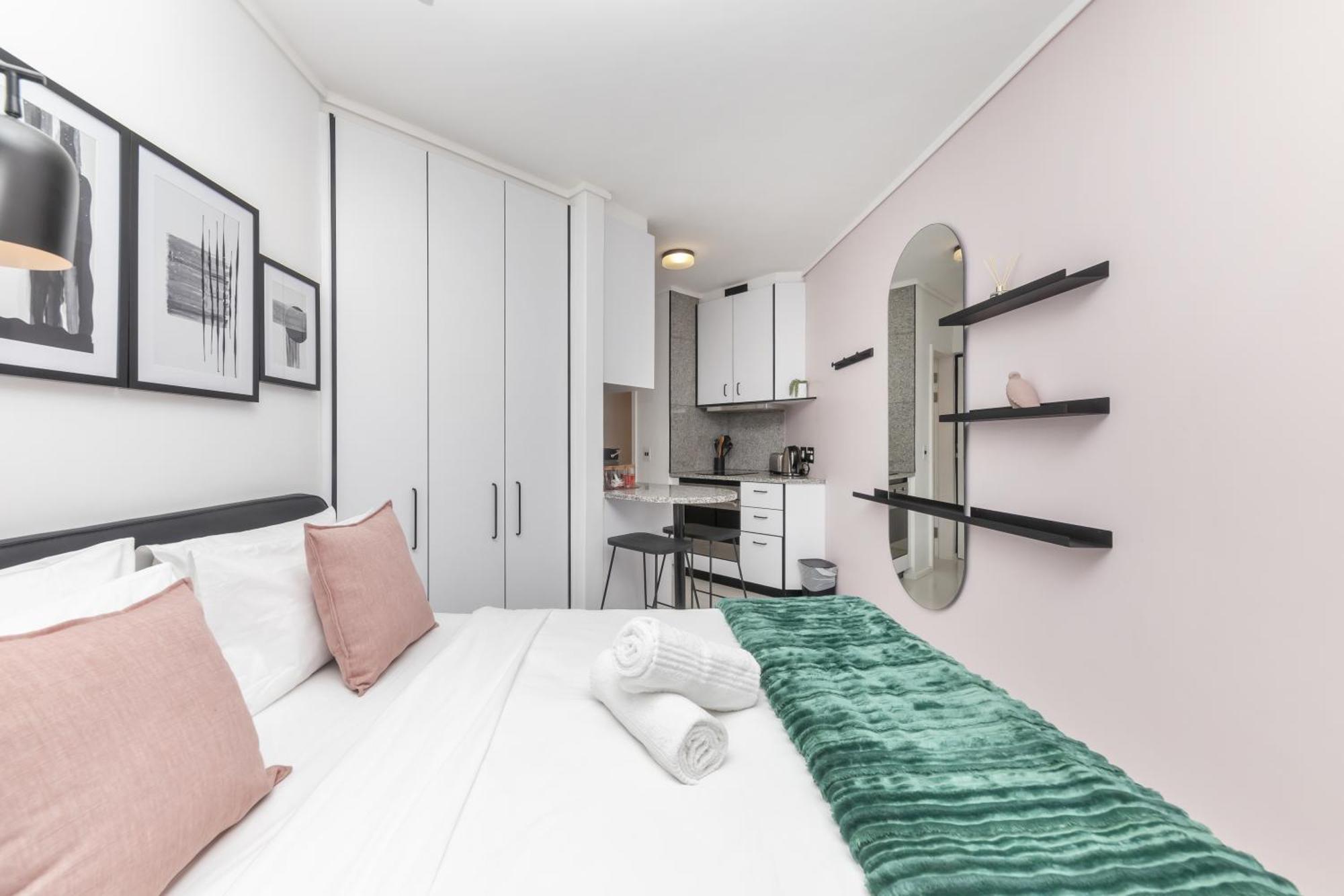 508 The Flamingo Netflix Aircon