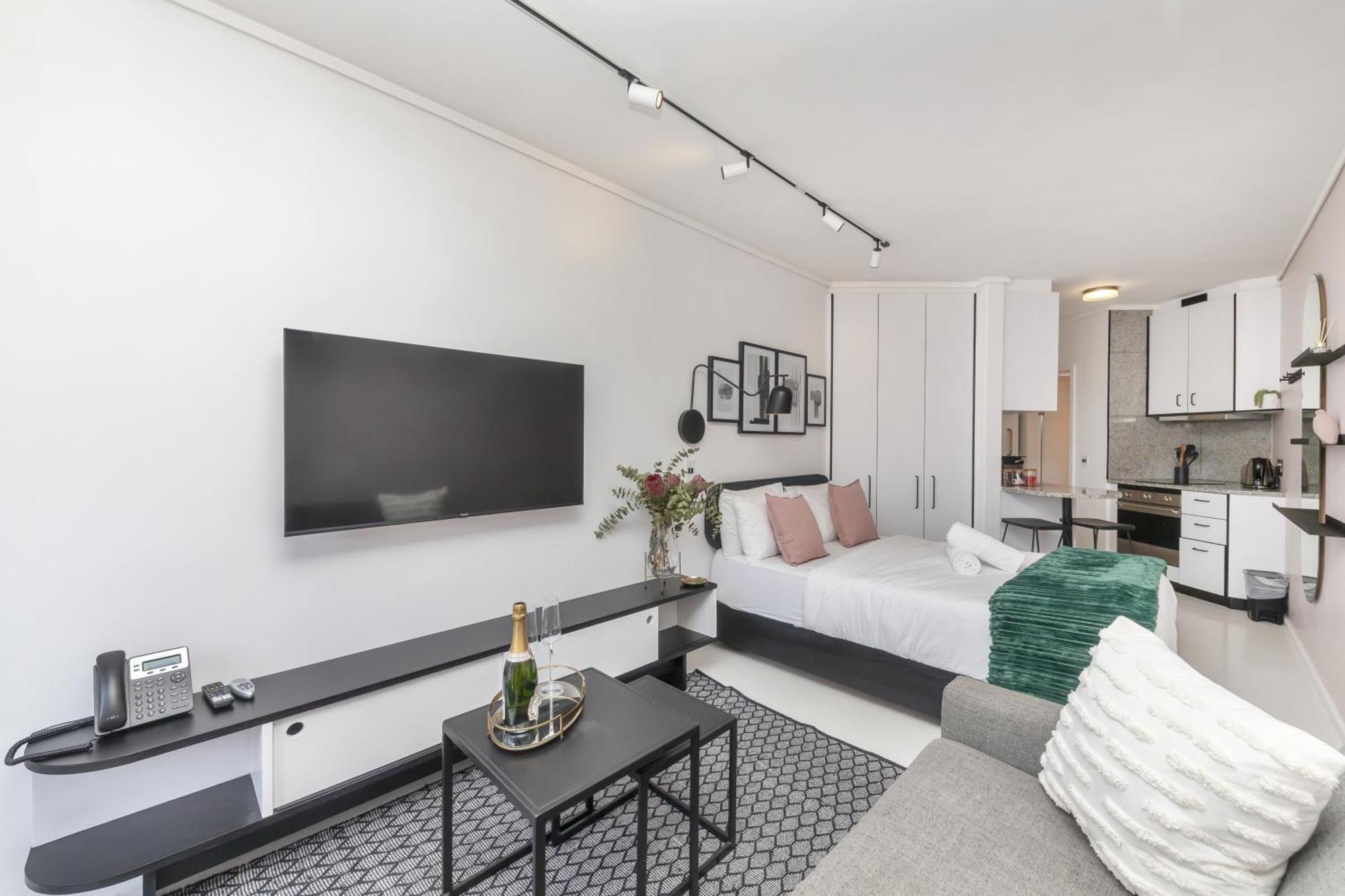 Apartment 508 The Flamingo Netflix Aircon