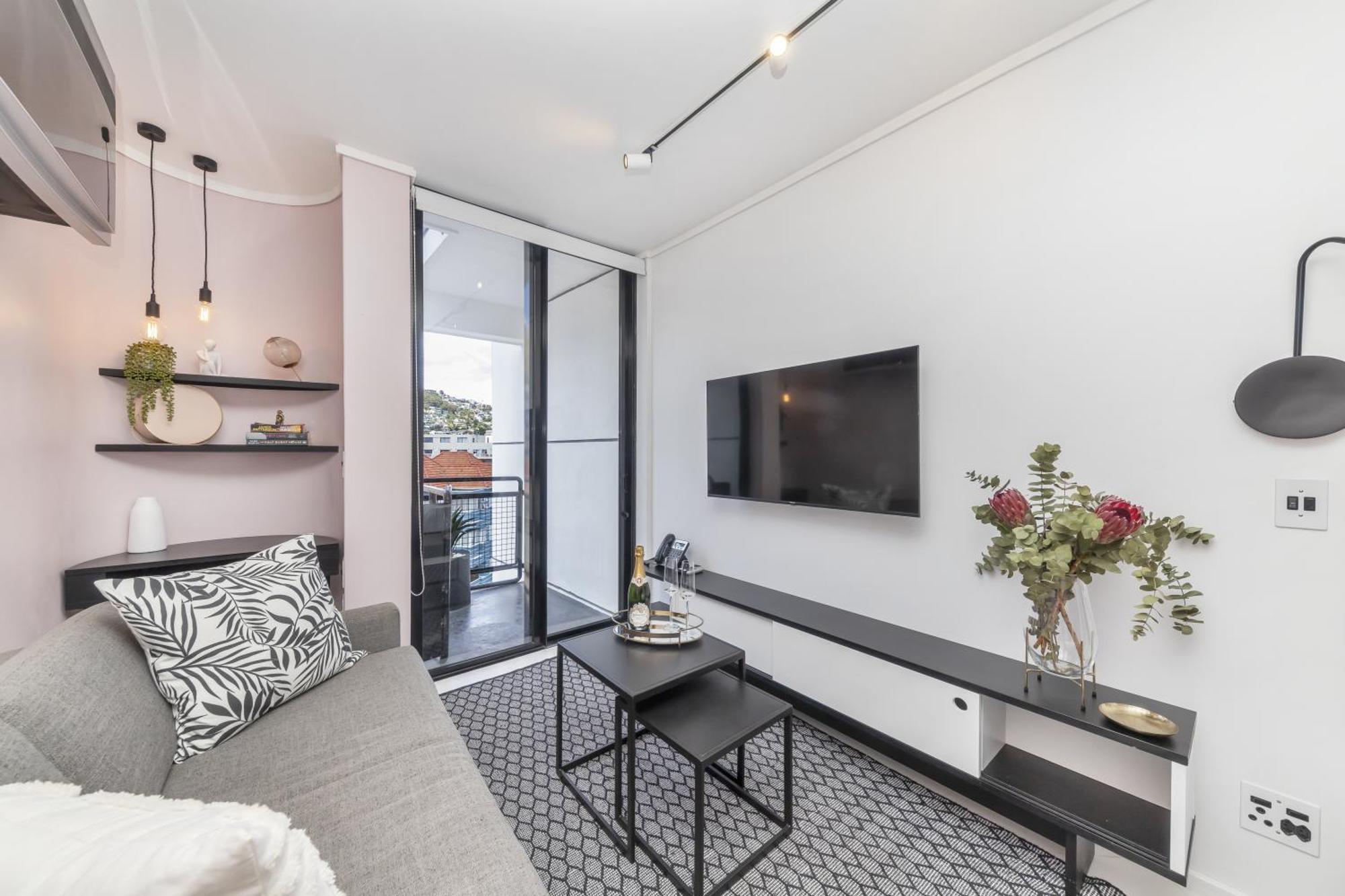508 The Flamingo Netflix Aircon