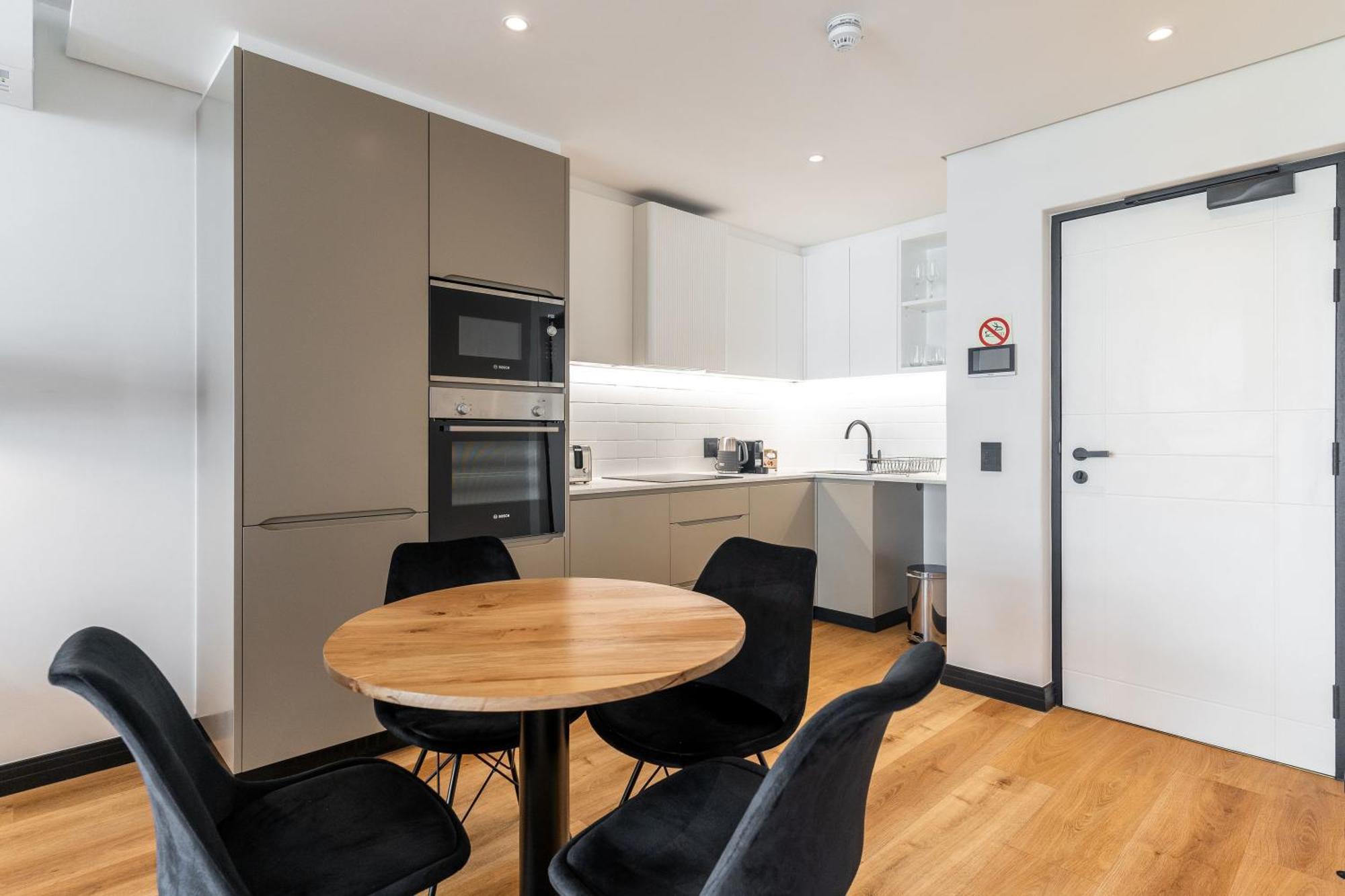 Apartment 201 Marvol - Sea Point - Large Balcony, Parking & Wi-fi Cape Town