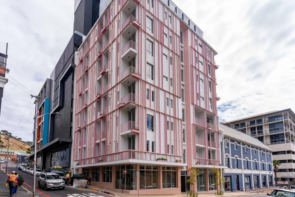 The Rose 407: Modern With Rooftop Pool * Cape Town