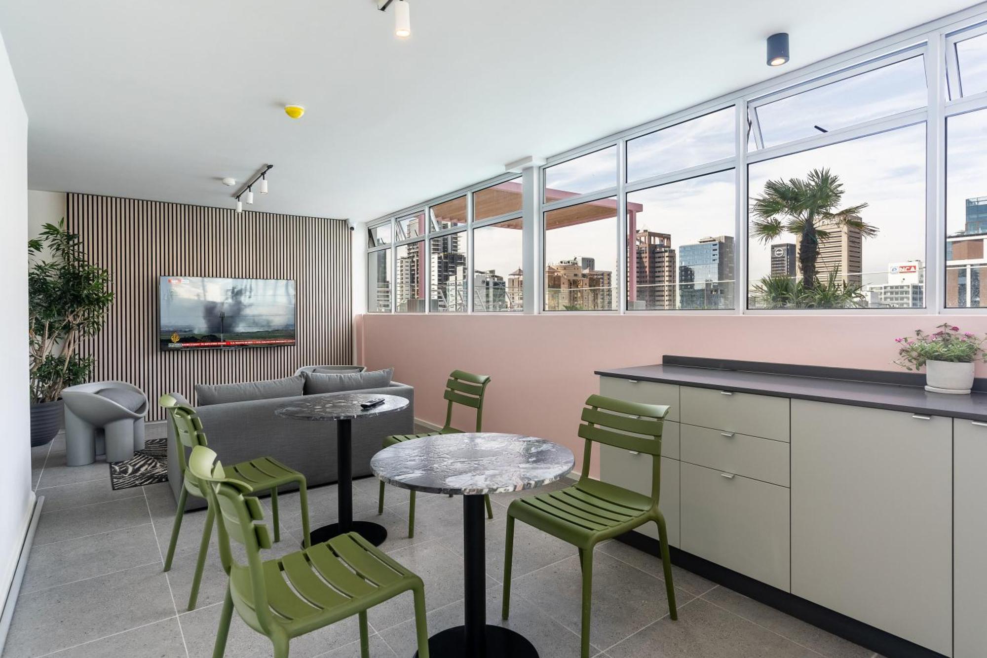 Apartment The Rose 407: Modern With Rooftop Pool