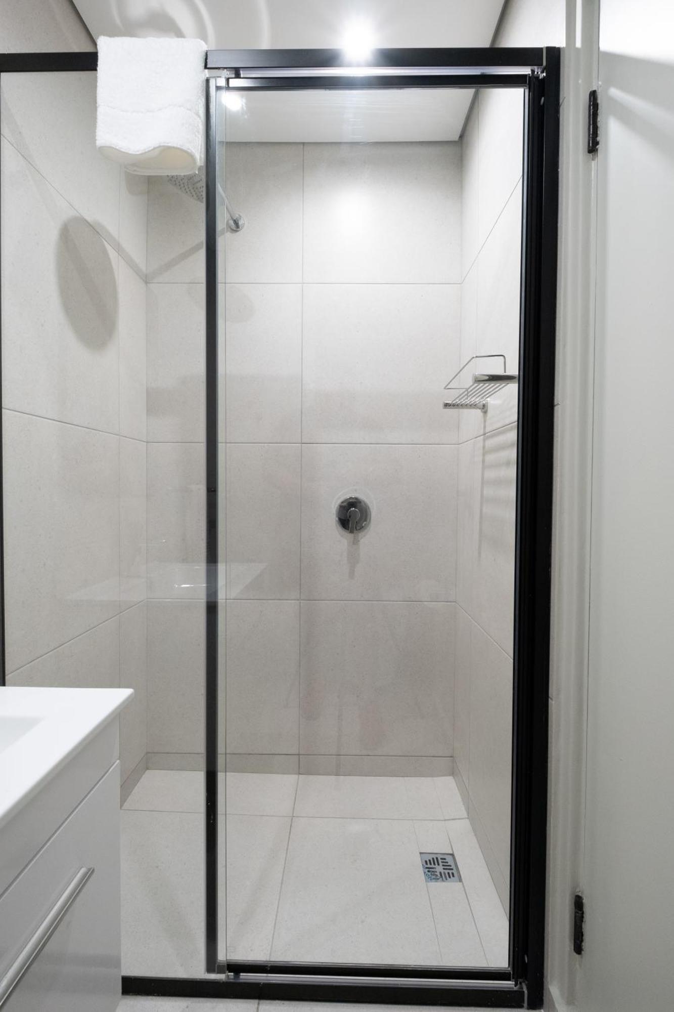 The Rose 407: Modern With Rooftop Pool