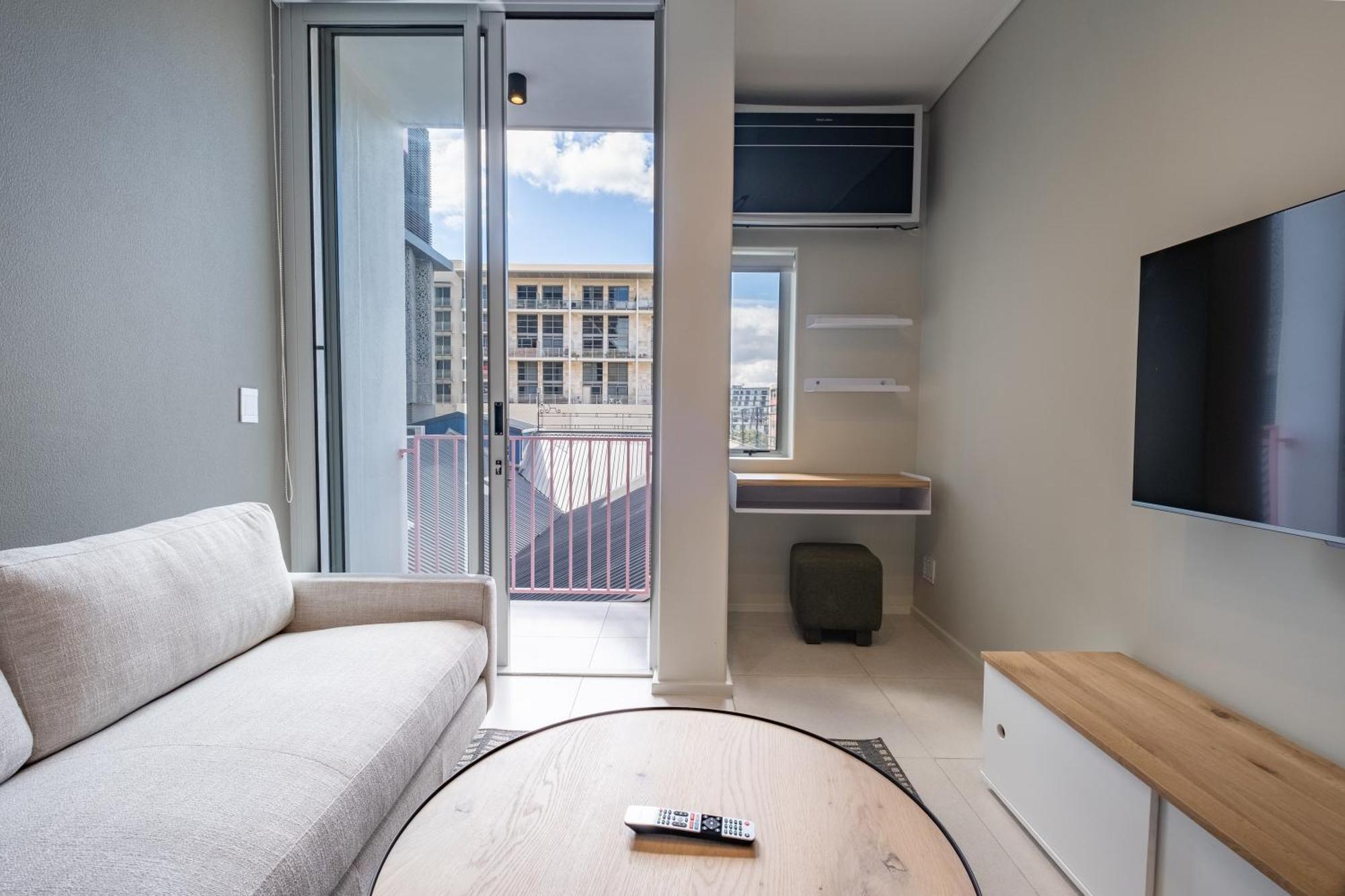 The Rose 407: Modern With Rooftop Pool Apartment