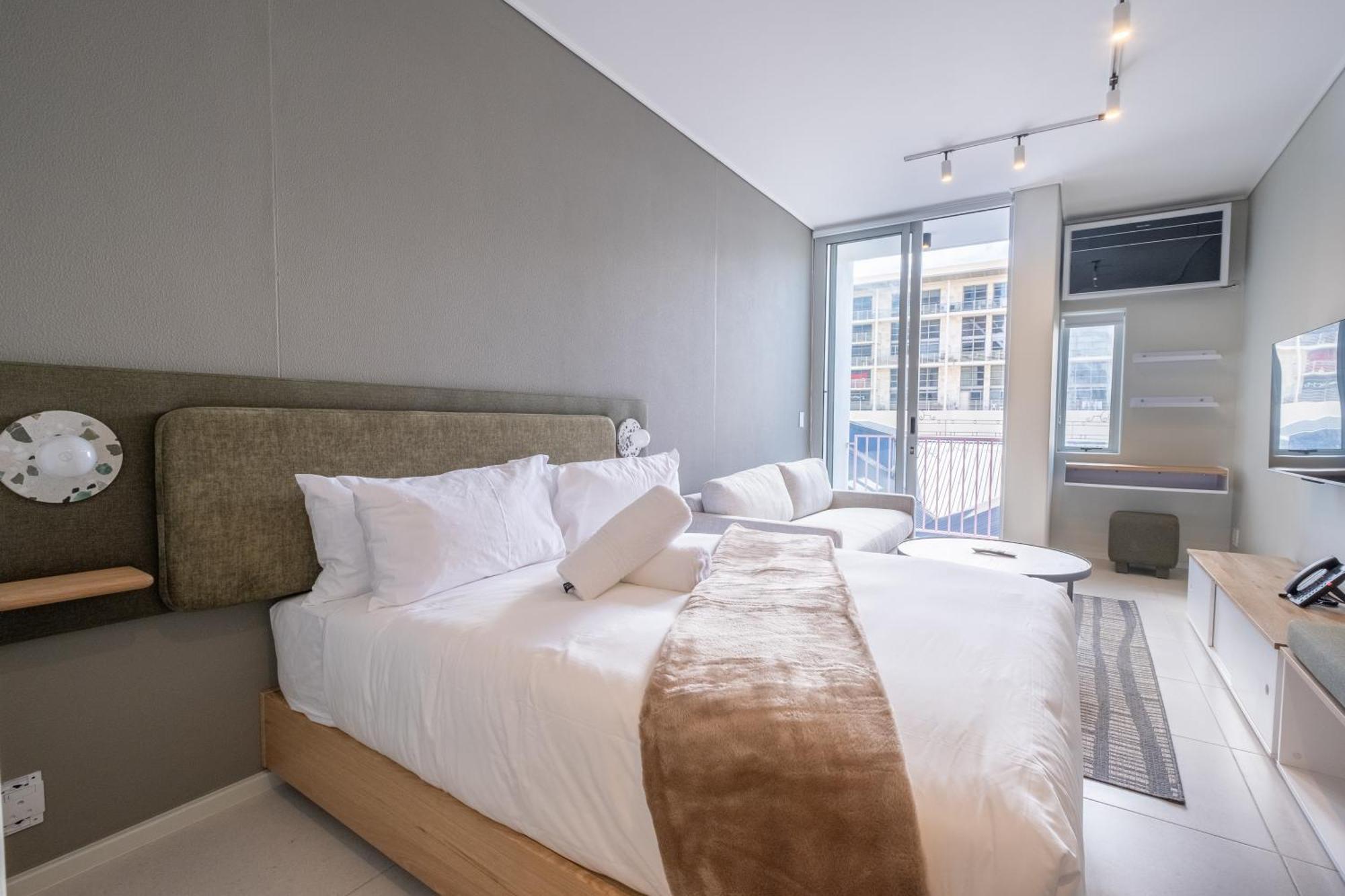 Apartment The Rose 407: Modern With Rooftop Pool