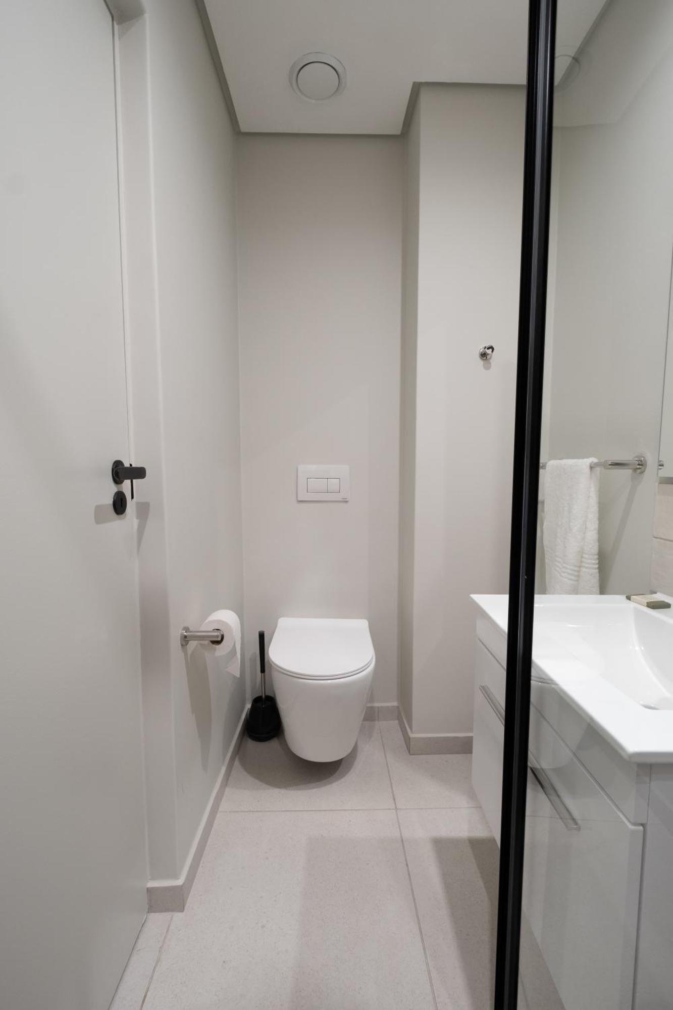 The Rose 603: Centre Aprt With Rooftop Pool Apartment