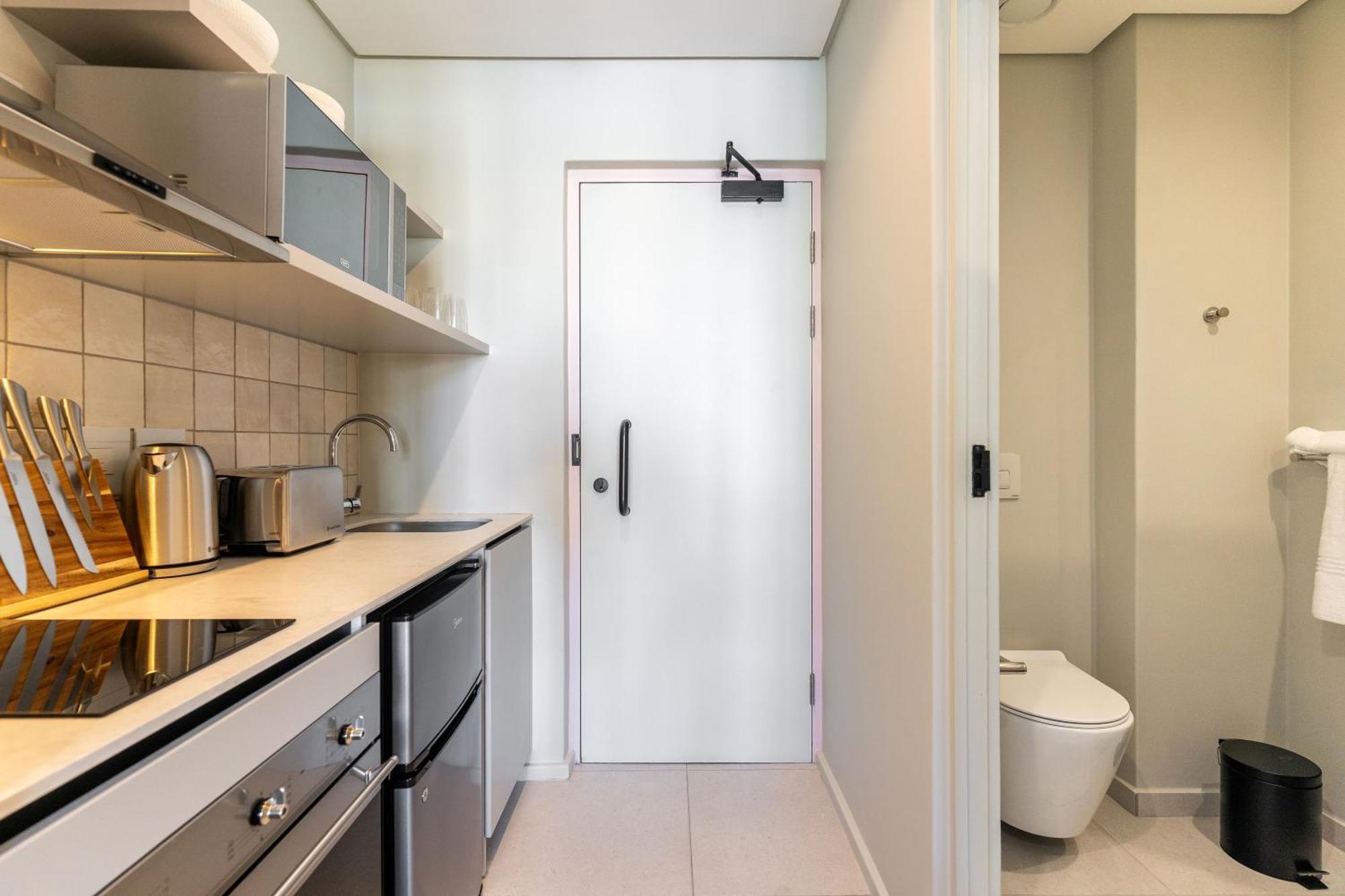 The Rose 703: Modern 7th Floor Apartment