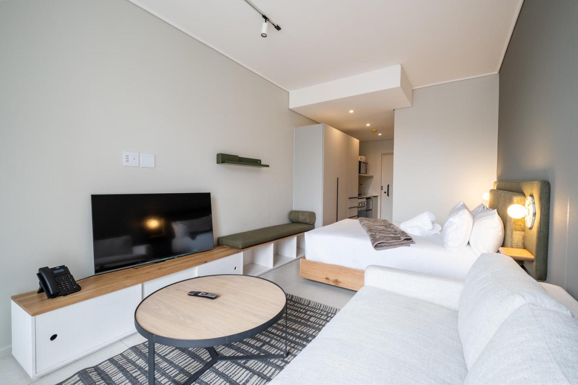 The Rose 603: Centre Aprt With Rooftop Pool Apartment *